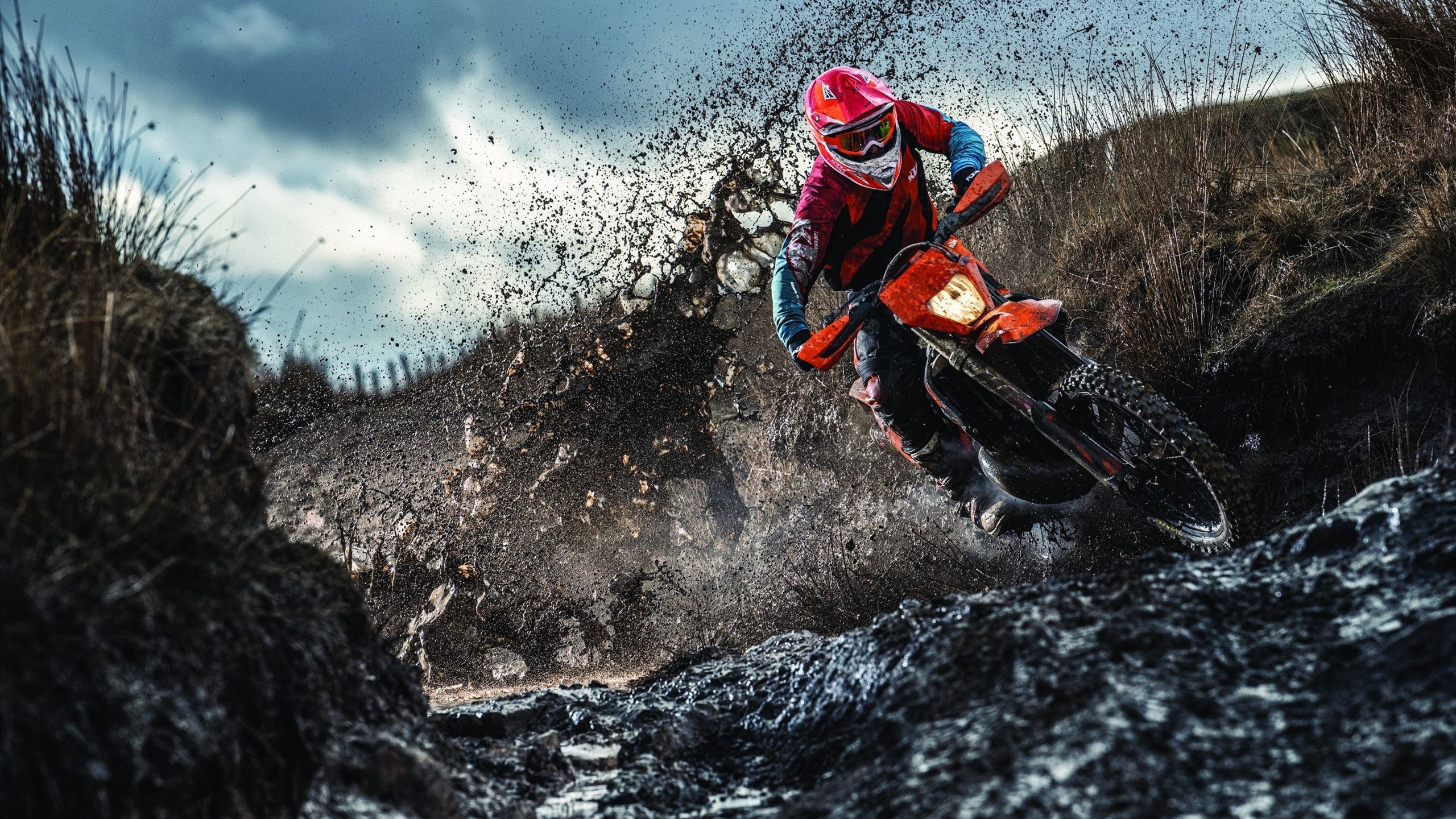 开云体育下载-小城特色滑板街舞秀，青春在街头飞扬，滑板滑街